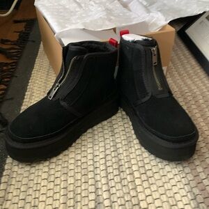 Never been worn brand new Ugg Women’s Neumel Platform Zip Shoes